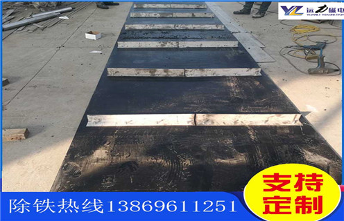 不銹鋼除鐵器皮帶廠家服務(wù)湖南皮帶懸掛式除鐵器，除鐵器卸鐵皮帶主要是安裝在各個(gè)型號(hào)的電磁、永磁自卸式除鐵器上，當(dāng)輸料皮帶上的散狀物料經(jīng)過自卸除鐵器底部時(shí)，混雜在物料中的鐵磁性雜質(zhì)在除鐵器磁芯強(qiáng)大的磁場力作用下被吸附到除鐵器卸鐵皮帶上，由不停運(yùn)轉(zhuǎn)的卸鐵皮帶將吸附住的鐵雜質(zhì)刮出，卸進(jìn)集鐵箱，從而達(dá)到自動(dòng)連續(xù)除鐵的目的。無需人工清理，實(shí)現(xiàn)了自動(dòng)化除鐵。  一、不銹鋼除鐵器皮帶廠家服務(wù)湖南皮帶懸掛式除鐵器選型指南：  1.提供卸鐵皮帶準(zhǔn)確的帶寬、周長及厚度。  2.了解清楚所需卸鐵皮帶為一次性成型的環(huán)帶還是帶接頭式的，其次確認(rèn)卸鐵刮板為膠條一體式刮板還是不銹鋼刮板。  注：一般情況下，除鐵器生產(chǎn)廠家在生產(chǎn)除鐵器時(shí)用的是一次性成型的環(huán)帶，但用戶在后期更換時(shí)，一次性成型的環(huán)帶不方便更換及安裝，需將除鐵器大拆大卸，套上卸鐵皮帶之后，然后重新組裝，更換非常麻煩。帶接頭式的卸鐵皮帶就很大程度上解決了這一問題，省去了拆裝除鐵器的過程，只需要將皮帶安裝之后在接頭處對接即可,省時(shí)省力，結(jié)實(shí)耐用。  二、不銹鋼除鐵器皮帶廠家服務(wù)湖南皮帶懸掛式除鐵器  除鐵器接通電源后，勵(lì)磁系統(tǒng)產(chǎn)生強(qiáng)大的磁場，當(dāng)輸送機(jī)械上的散狀物料經(jīng)過除鐵器下方時(shí)，混雜在物料中的鐵磁性雜物，在除鐵器磁場力作用下被不斷吸起(鐵磁性雜物重量為0.1-25kg)，吸附在除鐵器下表面上，當(dāng)需要除去吸附在除鐵器上的鐵磁性雜物時(shí)，可將除鐵器移至集鐵箱上方，切斷勵(lì)磁電源設(shè)備磁場消失，鐵磁性雜物在重力作用下掉入集鐵箱中。
